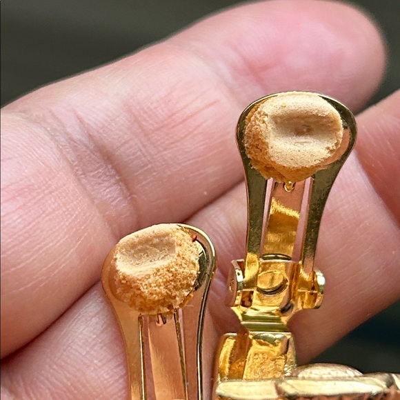 🖤KJL satin Goldtone clip earrings - Picture 6 of 11